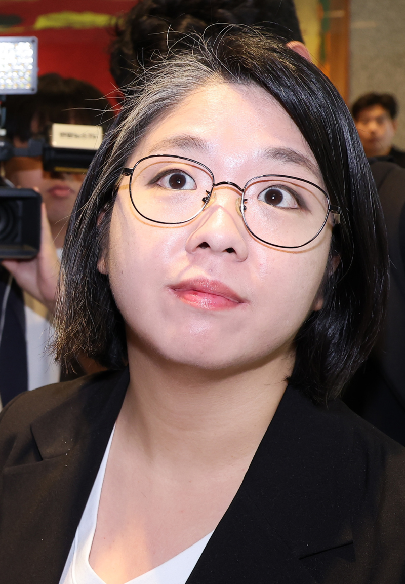 억지로 여유있는 척할 때 짓는 표정. (2)