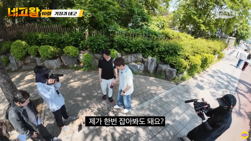 싱글벙글 얘는 개인기가 따로 없고요 줄 잡으면 주인이에요 (8)