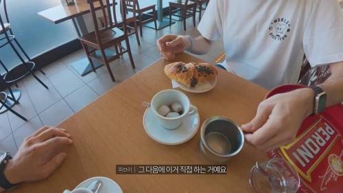 이탈리아에서 아메리카노 제조하는 이탈리아인