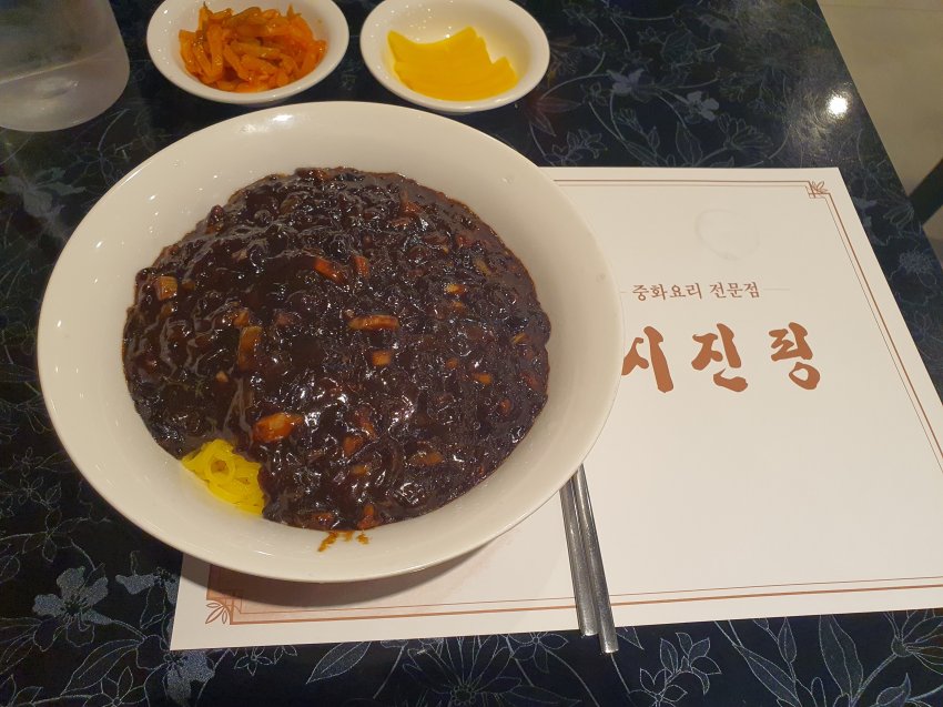 한밤중에 괴한에 테러당한 중식당 (4)