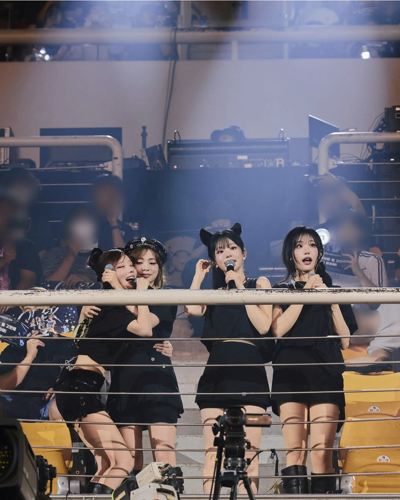 QWER 공식 SNS 사진 업로드 근황 (15)