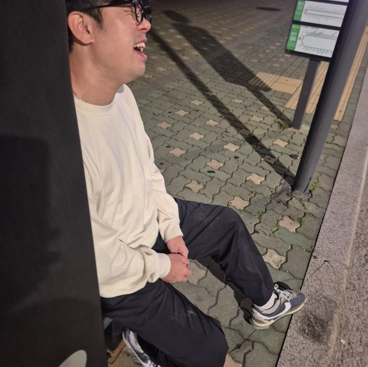 지금 트위터 반응 난리난 버정에서 우는 사람을 위로해준 무명가수 (3)