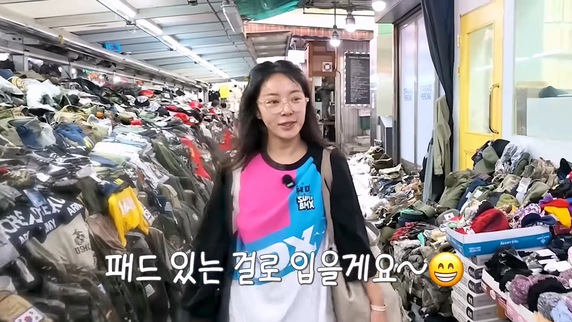 평소에 노브라로 다닌다는 배우 황정음 (59)