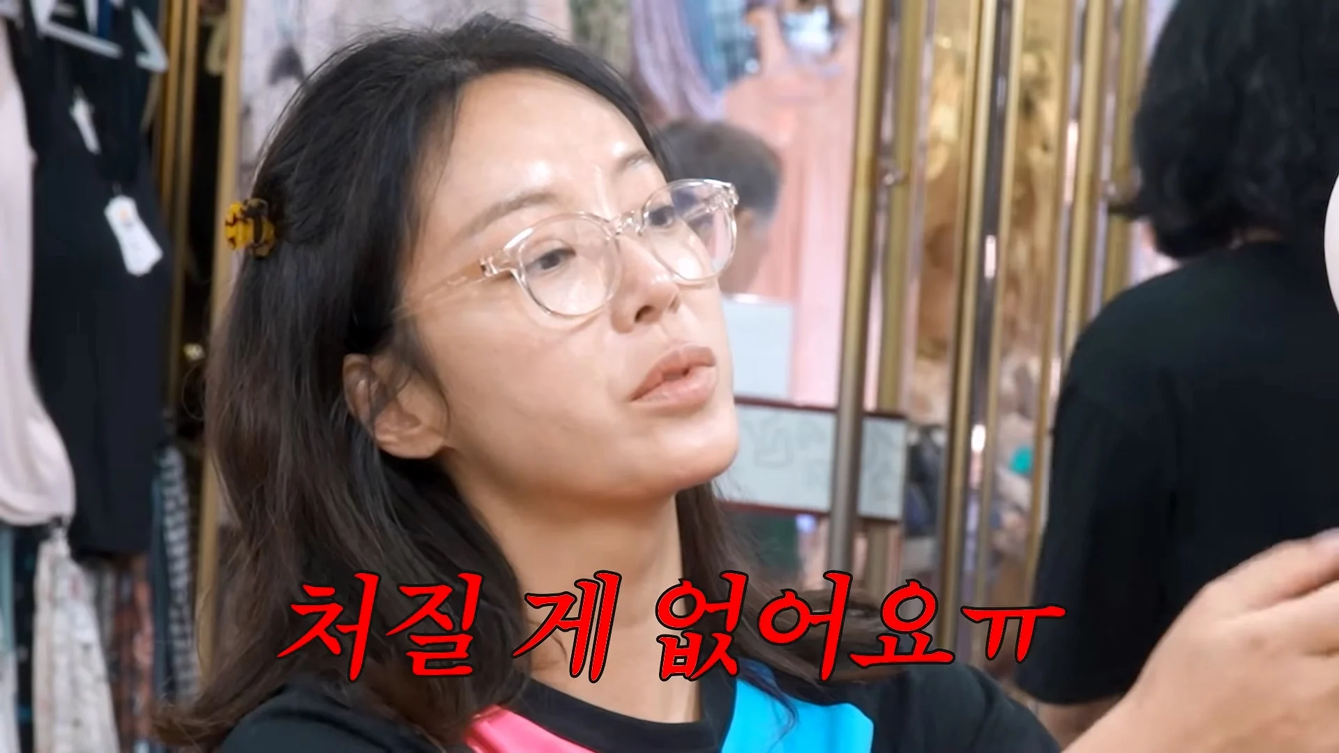 평소에 노브라로 다닌다는 배우 황정음 (54)