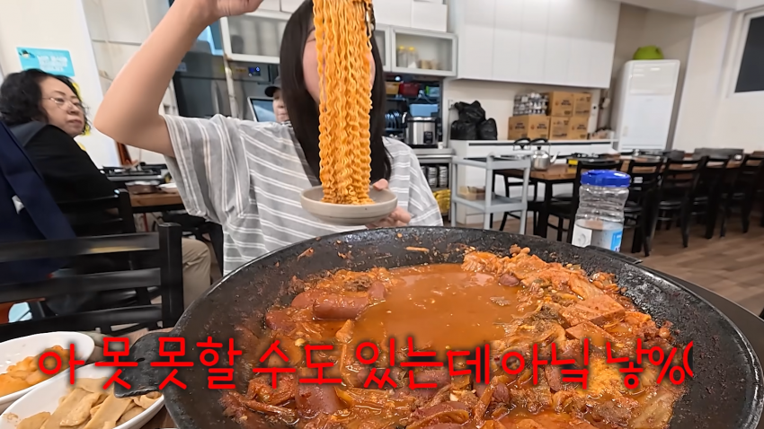 라면 한개 한입에 먹기 도전한 쯔양 ㄷㄷㄷㄷㄷ (12)
