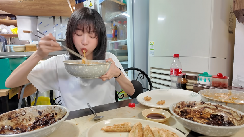 쯔양 중국집 먹방 직관하고 극찬하는 강릉 어르신 ㅋㅋㅋ (24)