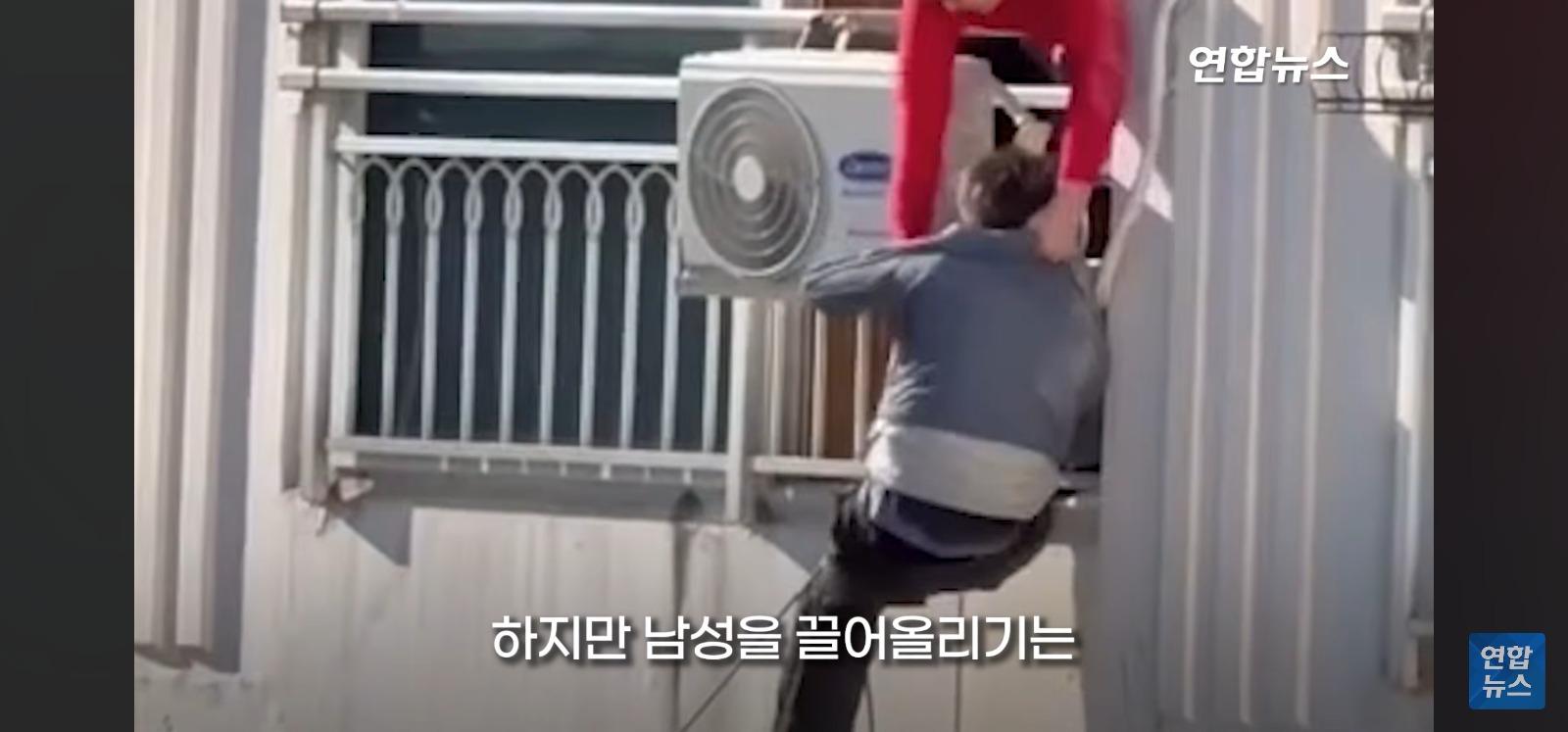 아파트 14층 난간서 비명 (43)