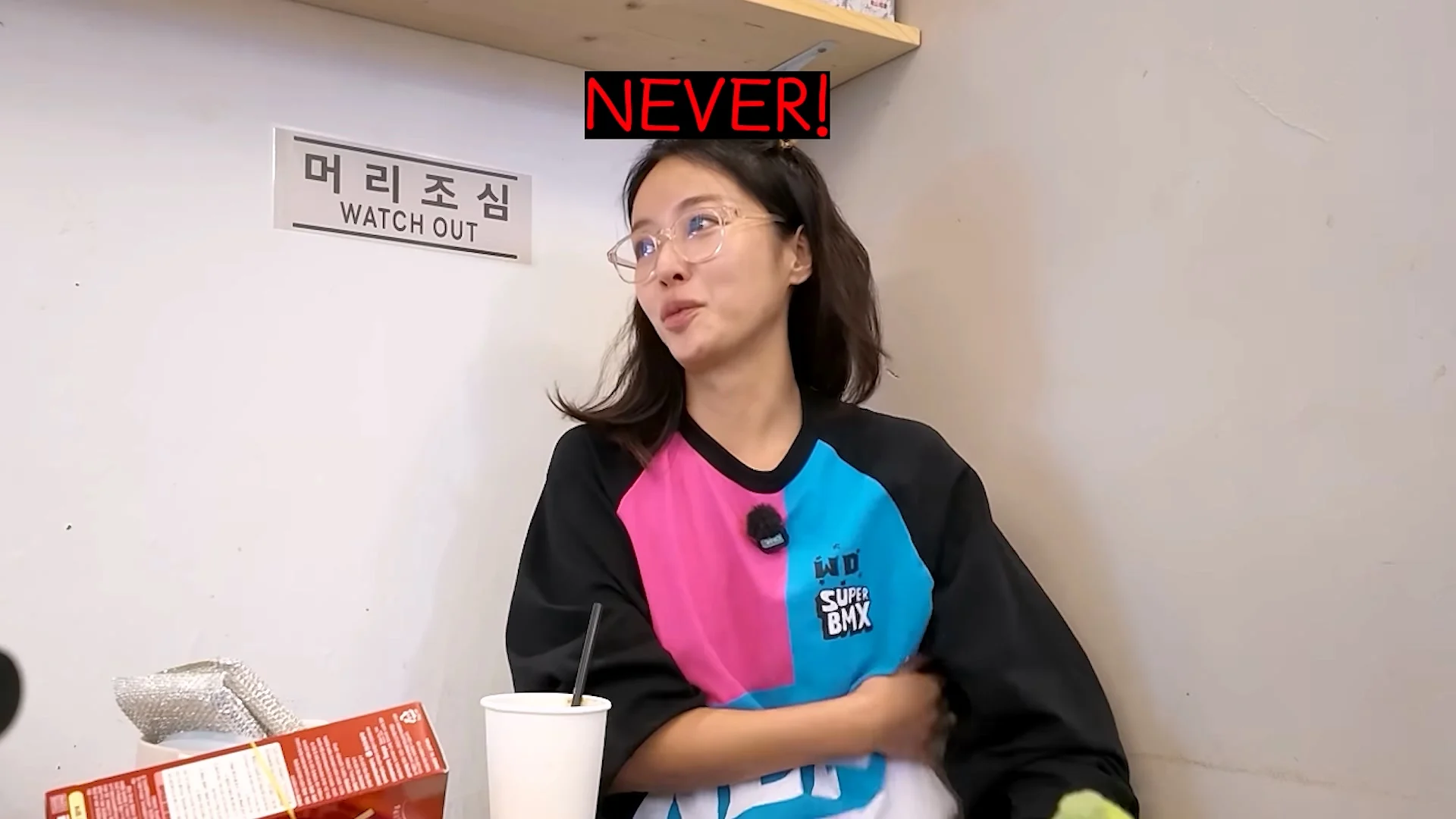 평소에 노브라로 다닌다는 배우 황정음 (49)
