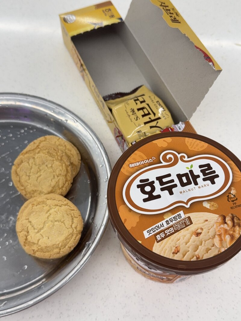 사브레에 호두마루 샌드해서 냉동실에 한시간 뒀다 먹으면 진짜 맛있어요 (2)