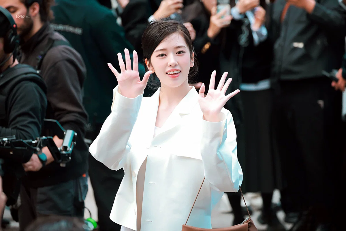 오늘자 파리 라코스테 패션쇼 참석해서 비주얼 반응 좋은 아이브 안유진 (3)