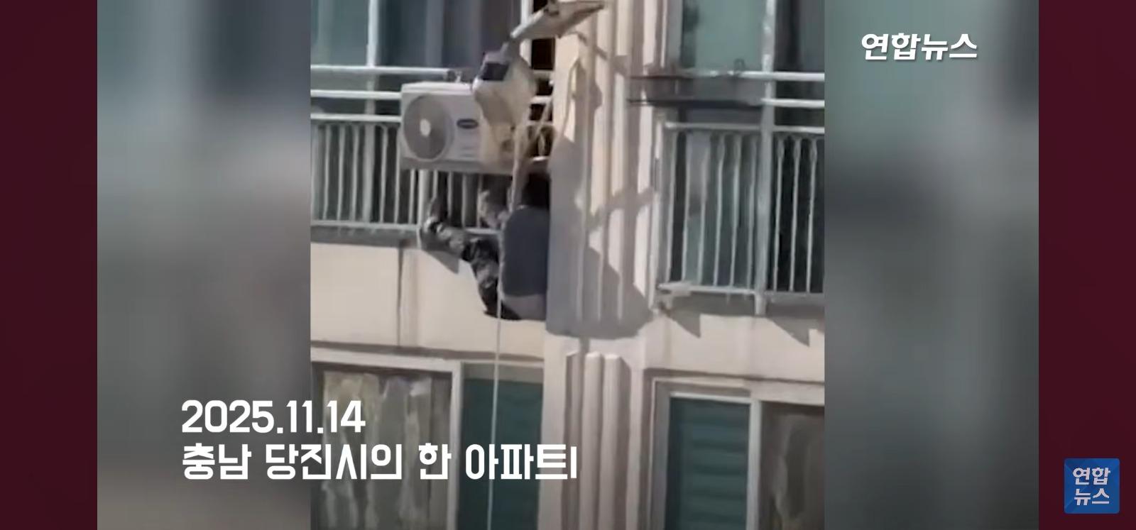 아파트 14층 난간서 비명 (9)