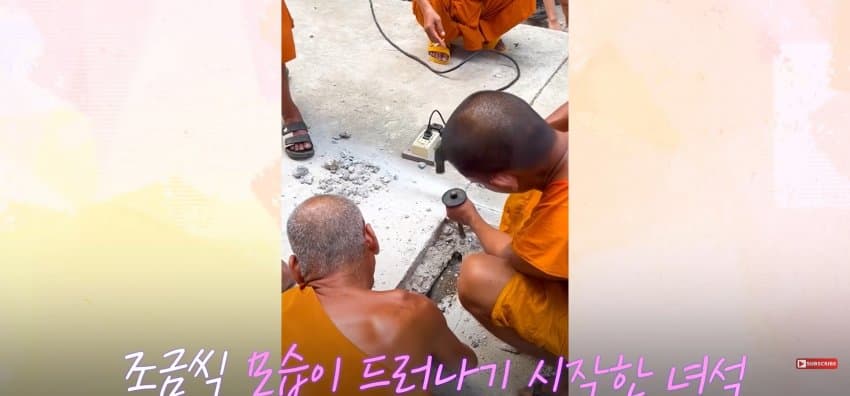 의문의 울음 소리에, 사찰 바닥 직접 부순 스님들.jpf (9)