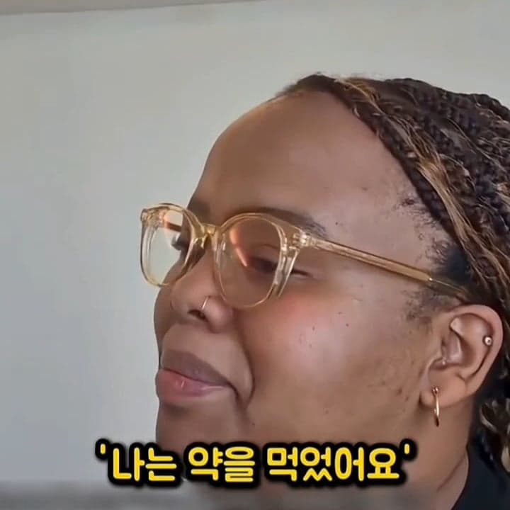싱글벙글 한국어는 왜 계속 먹는지 이해가 안되는 외국인 (12)