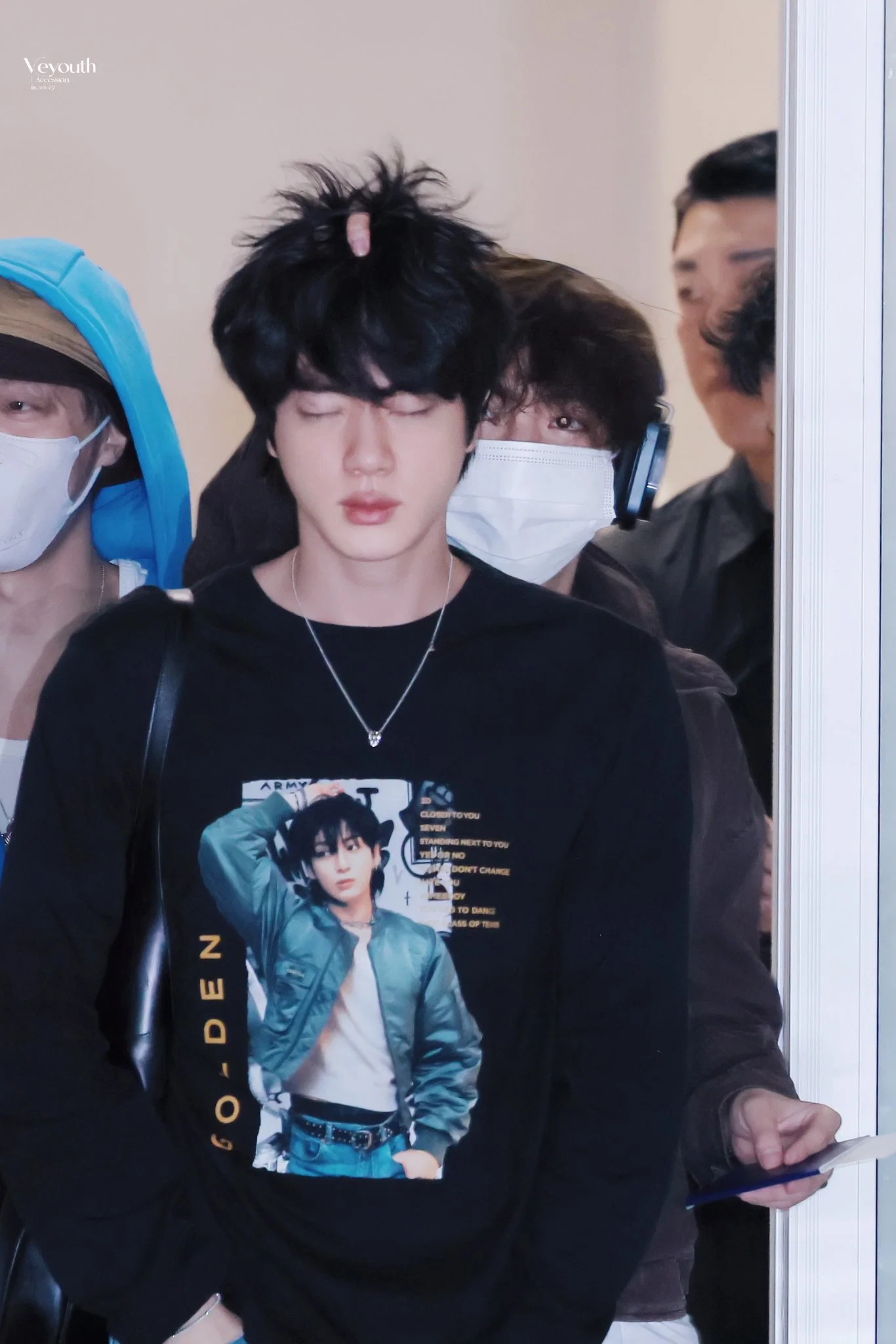 공항에 정국 얼굴들어간 티셔츠 입고 온 방탄소년단 진 (5)