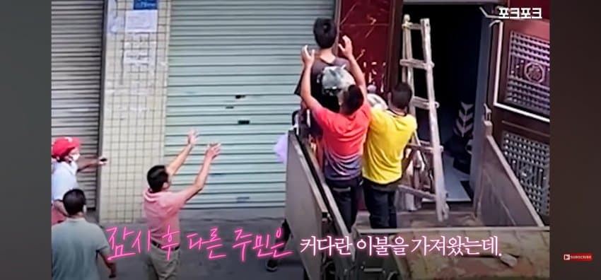 "이게 무슨 상황?" 2층서 추락 직전 발견된 아이 (8)