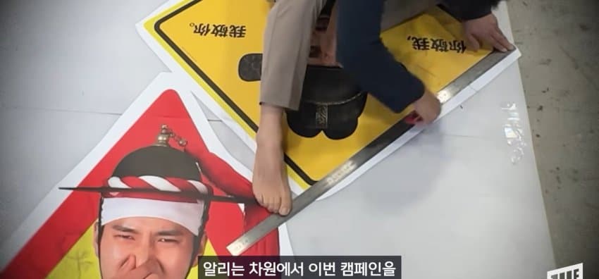 광화문 일대에 나타난, 코 막은 조선 왕 정체 (28)