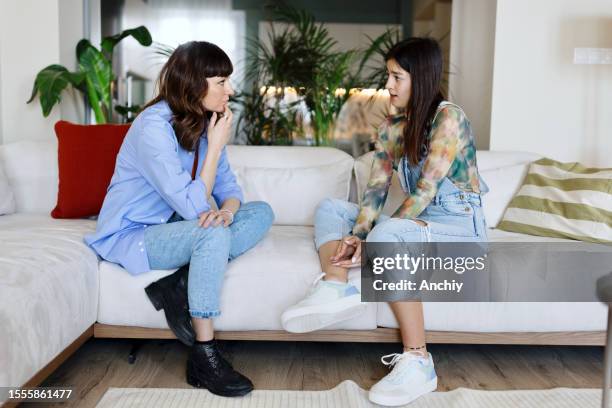1,470 Two Girls Arguing Stock Photos, High-Res Pictures, and Images - Getty  Images | Women arguing