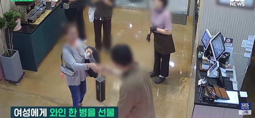 유심히 쳐다보더니 60만원 쾌척, 일면식 없는 손님들 밥값낸 이유 (20)