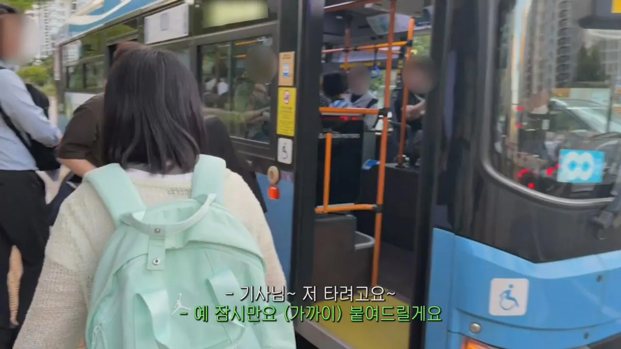 동생들에게 떡볶이 사주려 직접 사러간 시각장애인