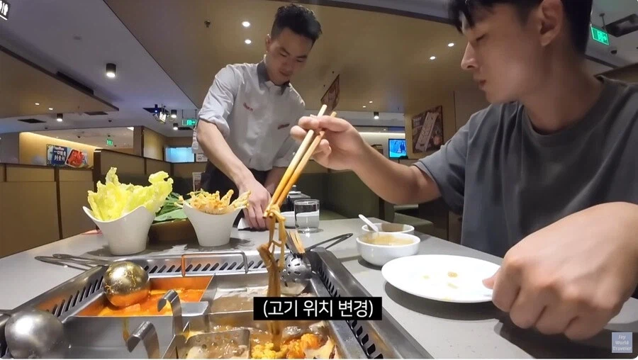 훠궈 처음 먹는 손님을 본 가게 직원들 (22)