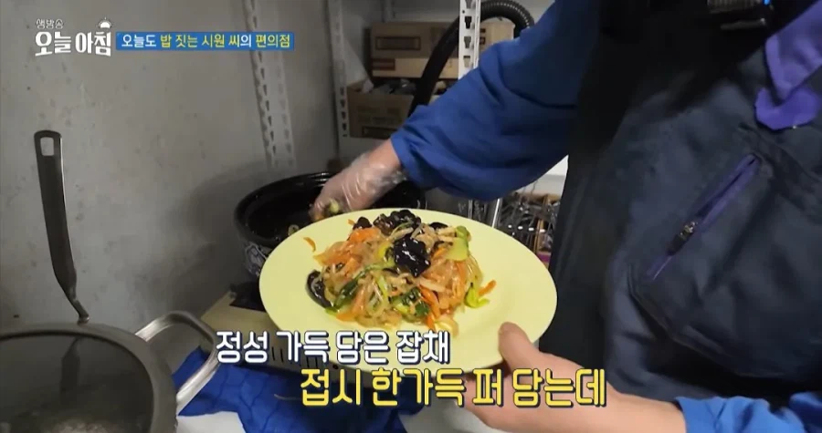 학생들에게 무료로 밥을 주는 편의점 사장님 (24)