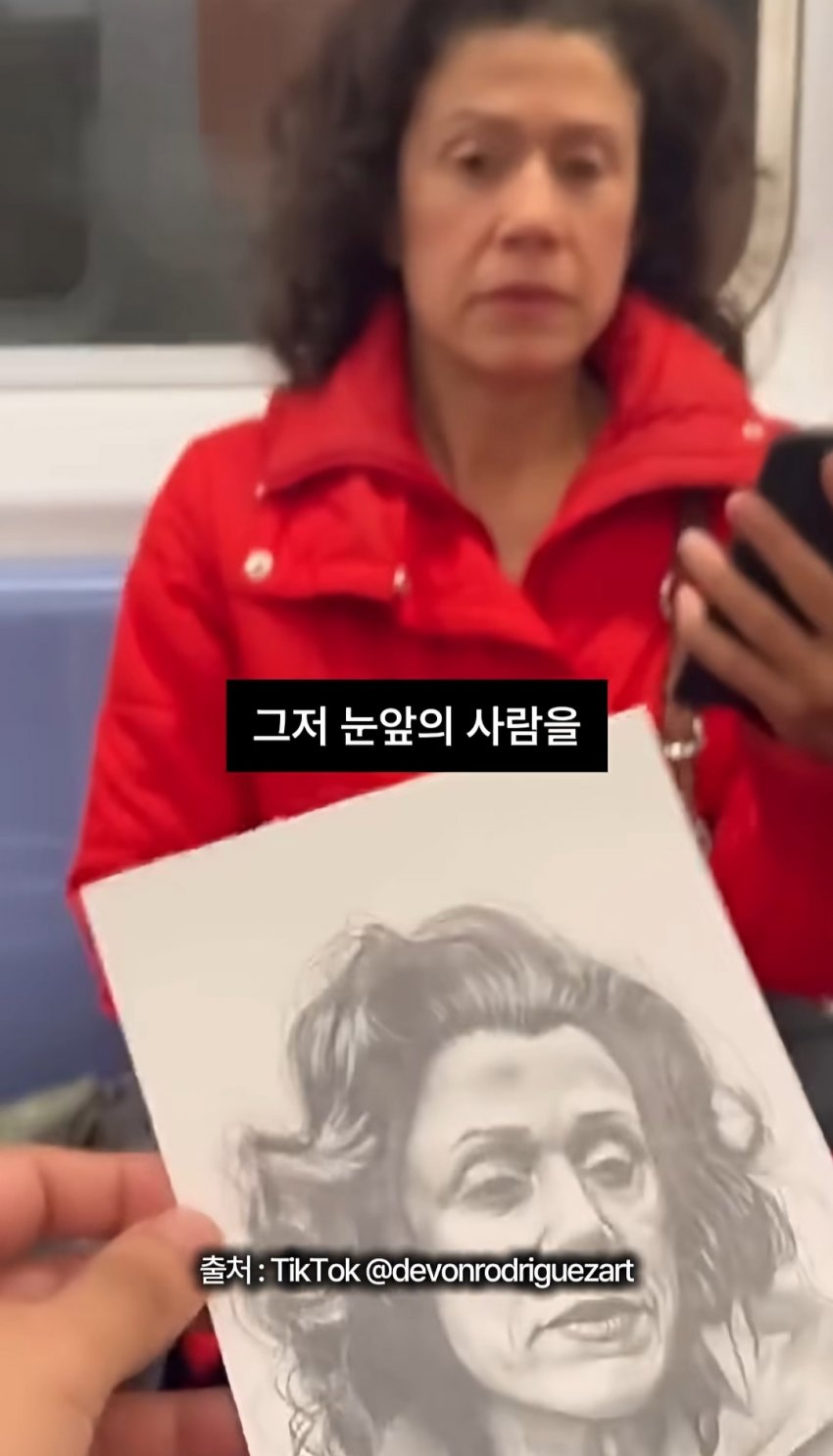싱글벙글 사람들의 얼굴을 몰래 그려주는 남성 (4)