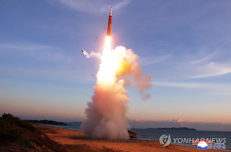 北, 중거리 극초음속미사일 발사…미군 괌기지까지 타격 가능? (8)