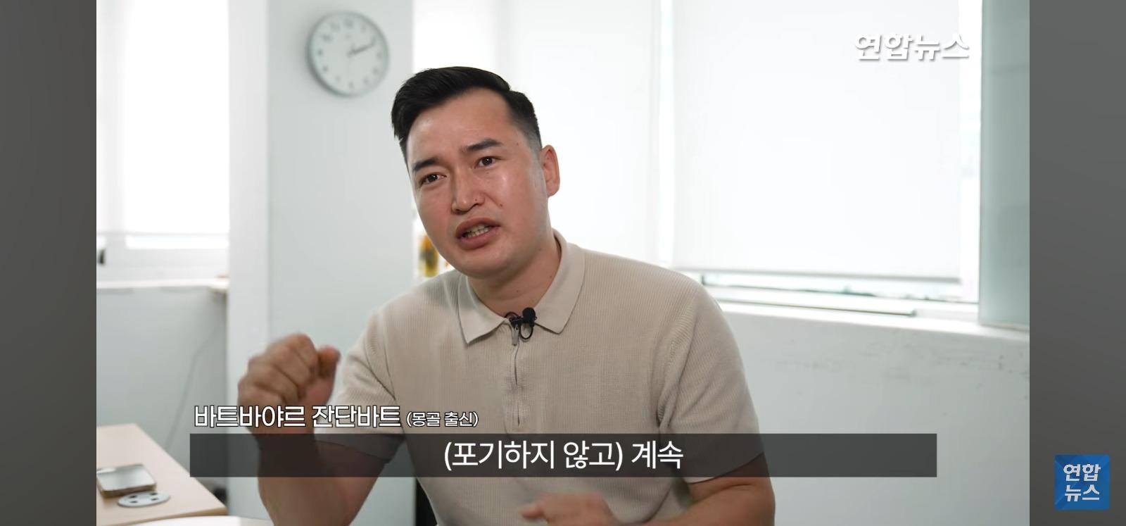 아파트 14층 난간서 비명 (31)