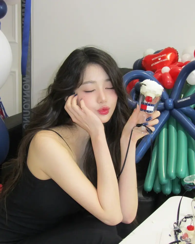장원영 TOMMY JEANS 화보컷 (3)