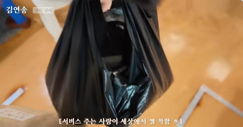 이뻐서 서비스 받는 나폴리맛피아 오른팔 05년생 파스타미녀 요리사 (18)