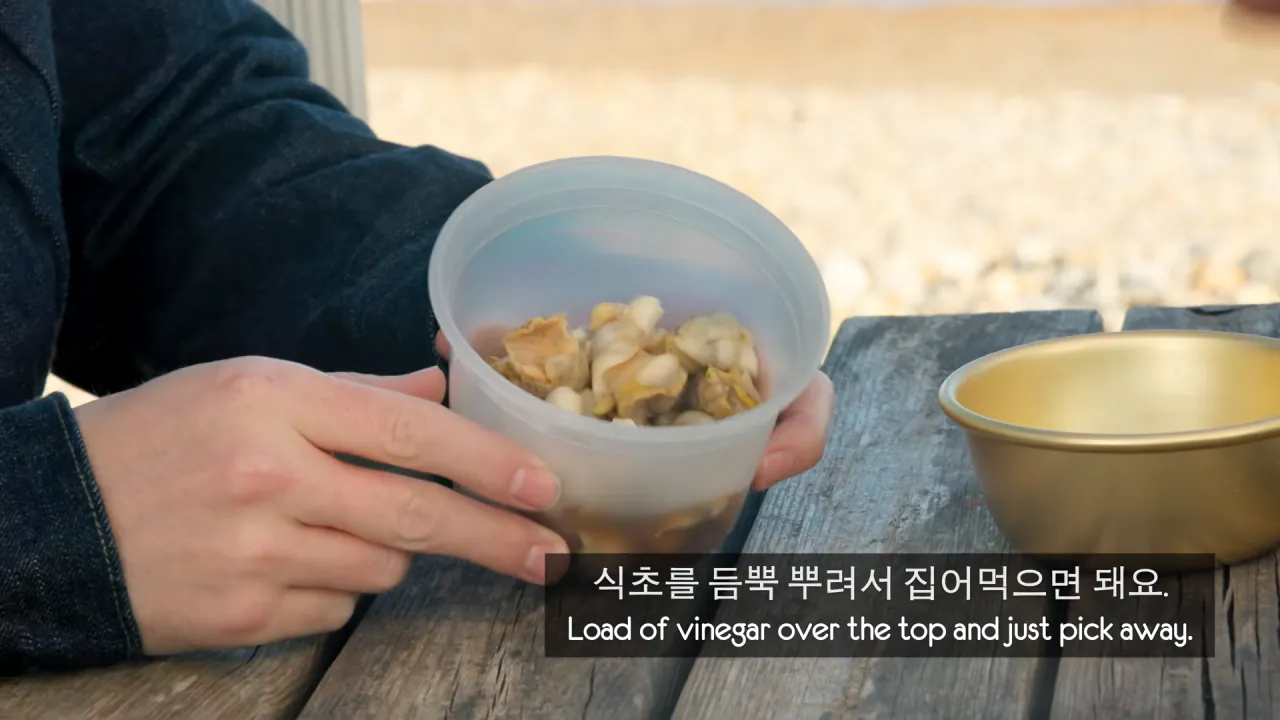 영국 골뱅이 어부들 입맛까지 낚아버린 생애 첫 골뱅이 무침! 6-28 screenshot.png 골뱅이 잡는 영국 어부들에게 한국 골뱅이무침을 먹여봤다 ㅋㅋㅋㅋㅋ