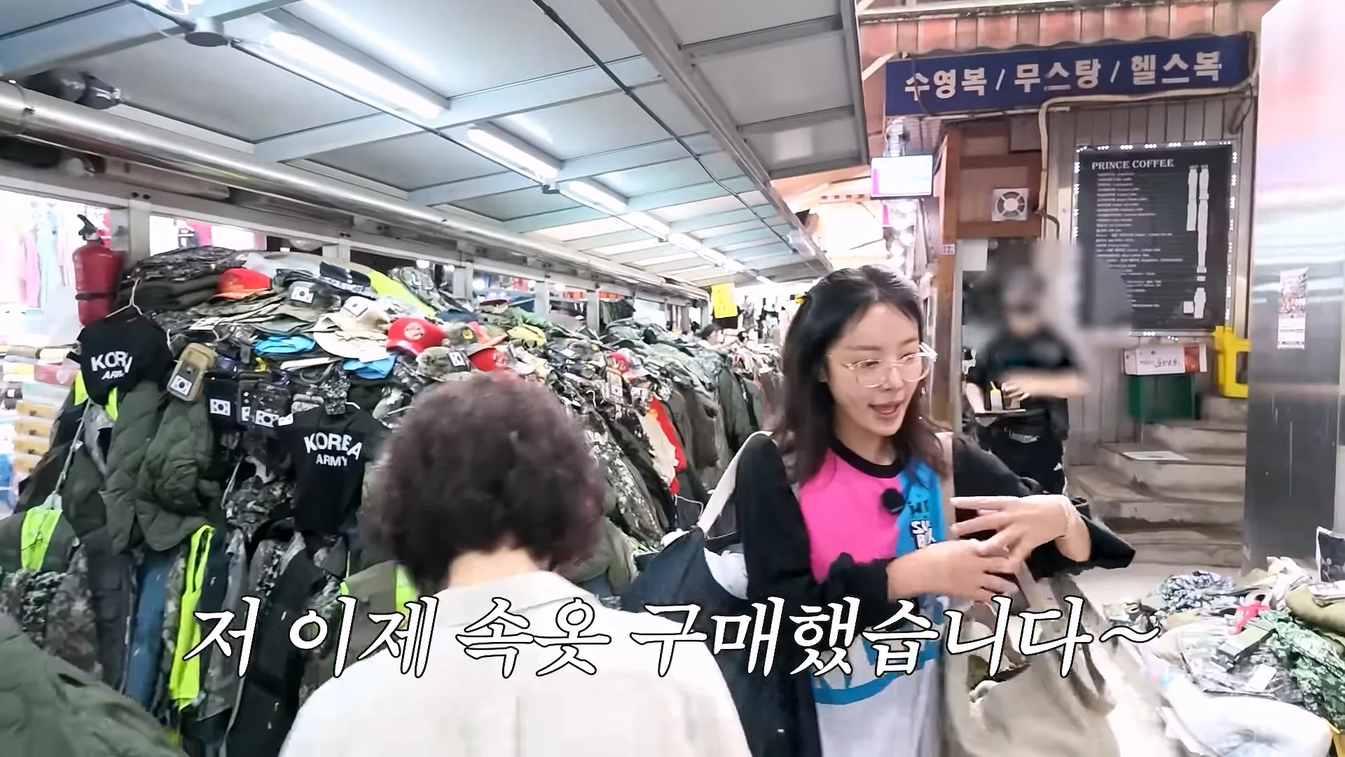 평소에 노브라로 다닌다는 배우 황정음 (56)