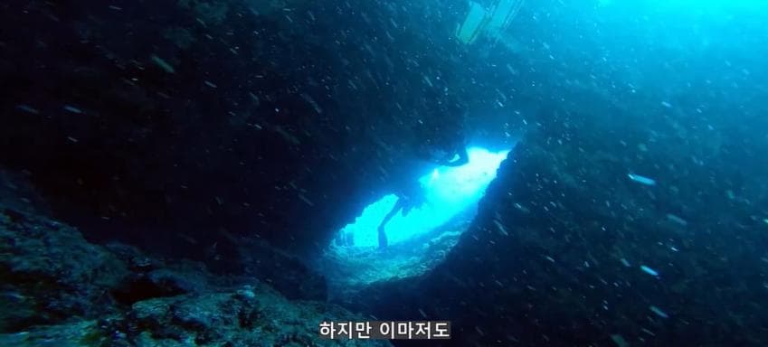 깊이를 알 수 없는 수중동굴에서 완전히 사라진 남자 (9)
