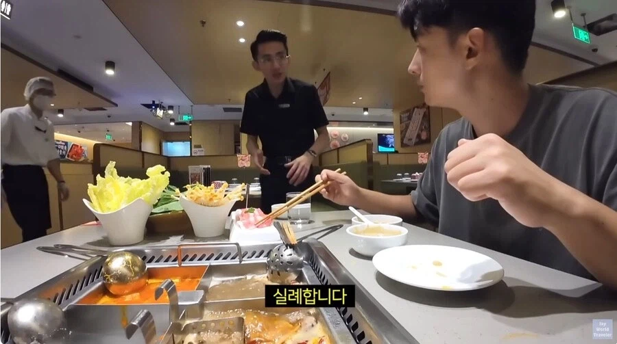 훠궈 처음 먹는 손님을 본 가게 직원들 (20)