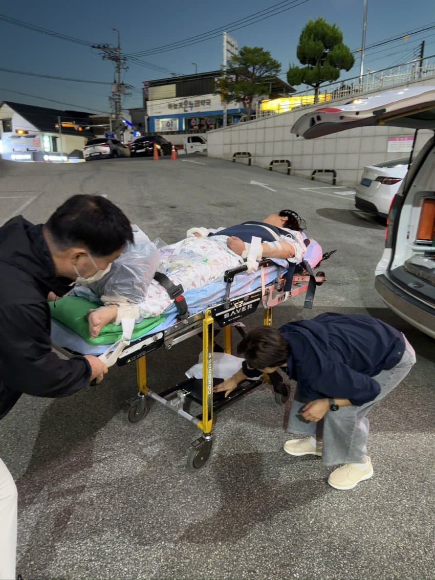 오토바이에 짜부되엇다가 살아낫다