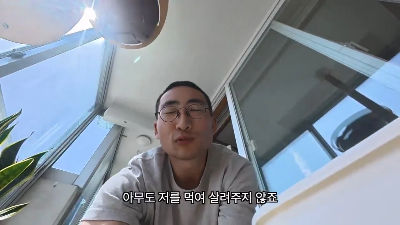 해외여행으로 가진돈 다 써버린 여행 유튜버 근황 (17)