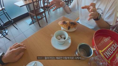 이탈리아에서 아메리카노 제조하는 이탈리아인