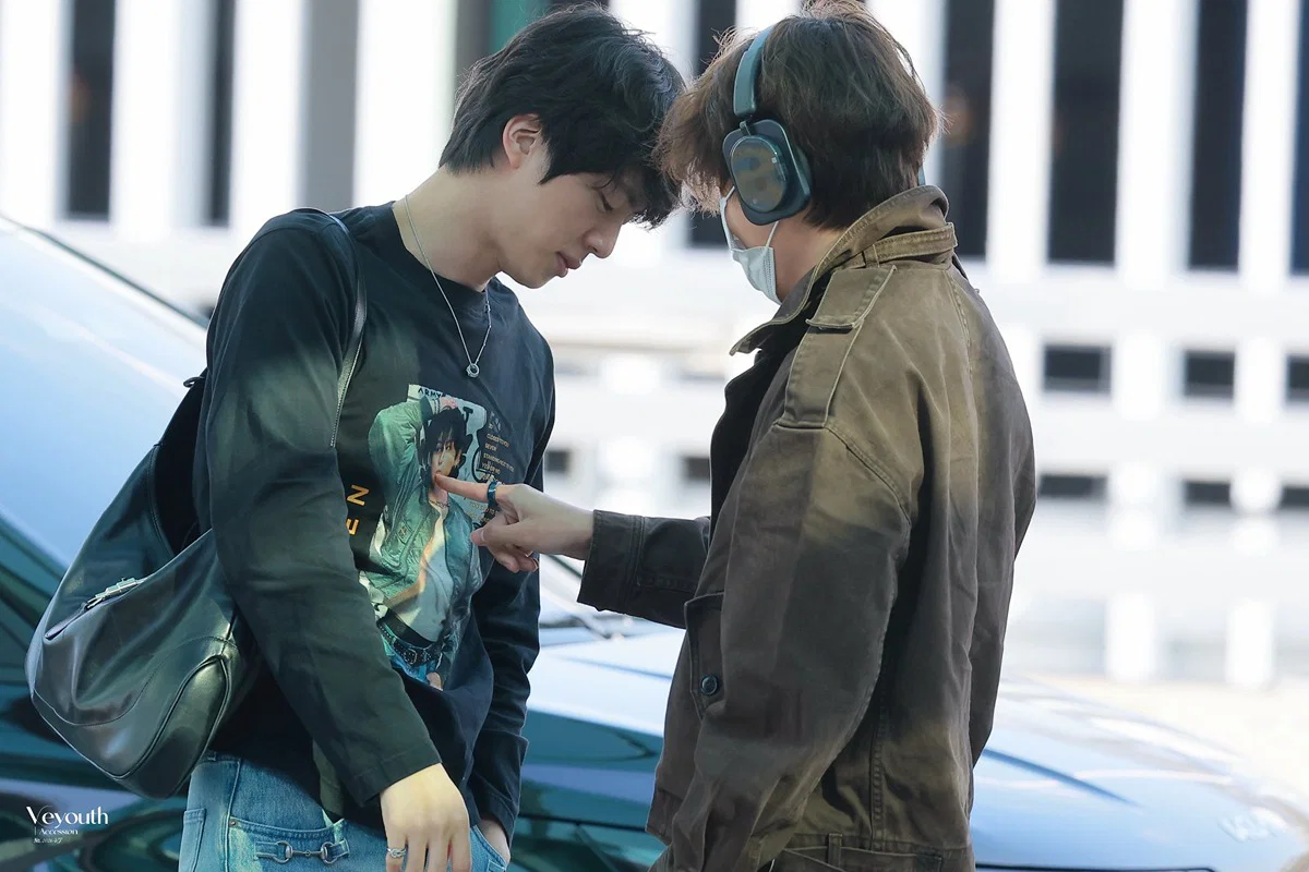공항에 정국 얼굴들어간 티셔츠 입고 온 방탄소년단 진 (2)