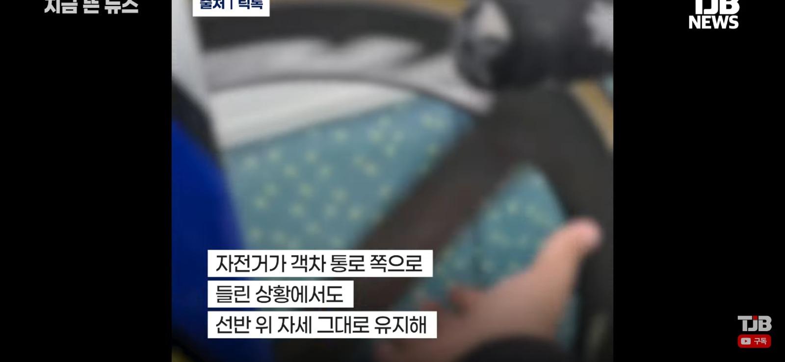 지하철 짐칸서 자전거 든 학생 (5)