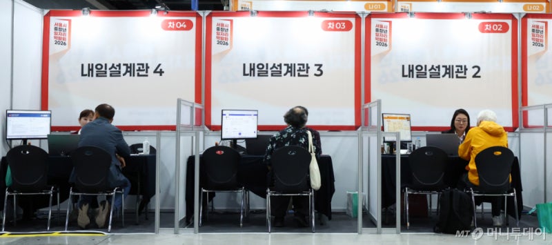 신입은 안 뽑고 AI만 쓴다…무너지는 청년들의 취업 사다리 (10)