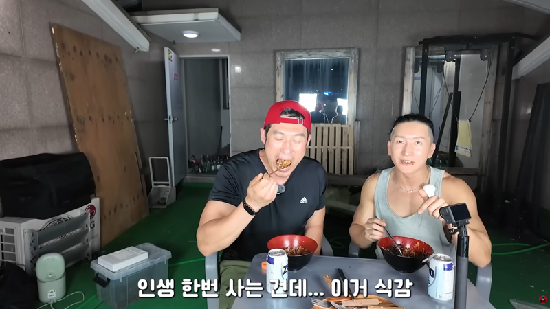 곤충 먹방에 게스트로 나왔다가 결국 곤충의 맛을 알아버린 사람 (25)