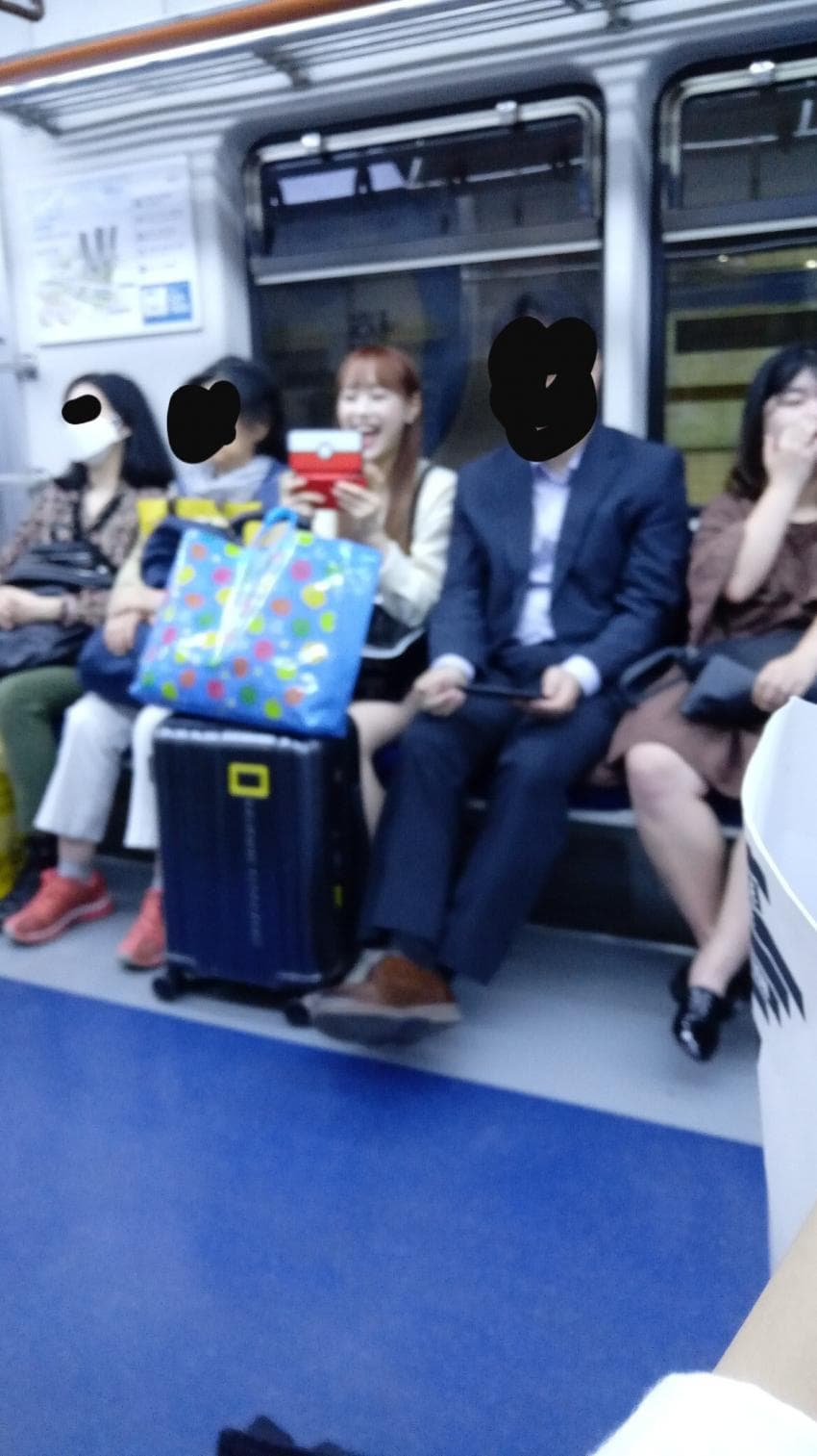 특이한 게임기를 쓰는.. 걸그룹 멤버 . (2)