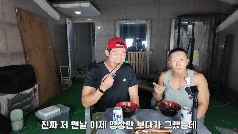 곤충 먹방에 게스트로 나왔다가 결국 곤충의 맛을 알아버린 사람 (14)