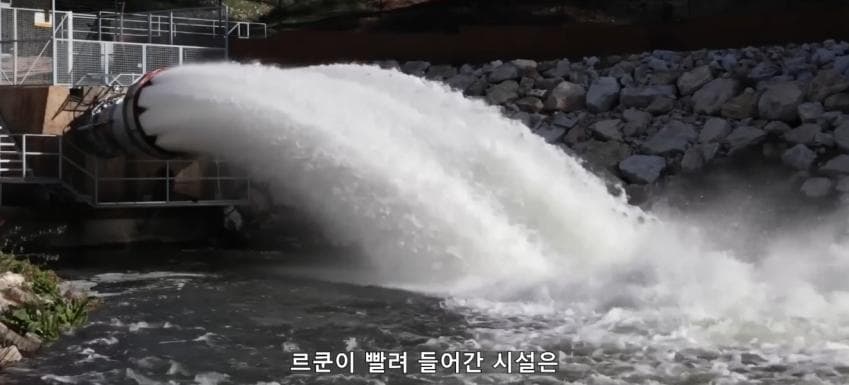 초대형 터빈에 빨려들어간 남자 (18)