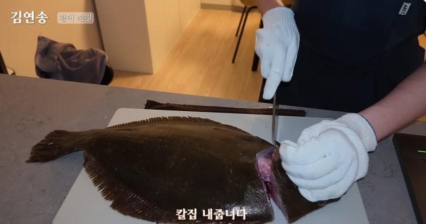 이뻐서 서비스 받는 나폴리맛피아 오른팔 05년생 파스타미녀 요리사 (22)