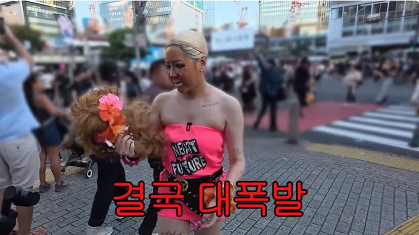 클릭주의. 어깨빵도 피해가는 서인영 시부야 갸루 도전. 돈키에서 100만 (45)