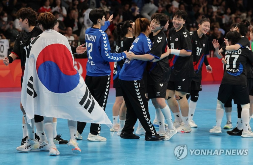한국 여자 핸드볼, 일본 꺾고 8년 만에 정상 탈환 (4)