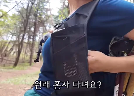 혼자 등산하는 여성 혼내는 아주머니 (20)