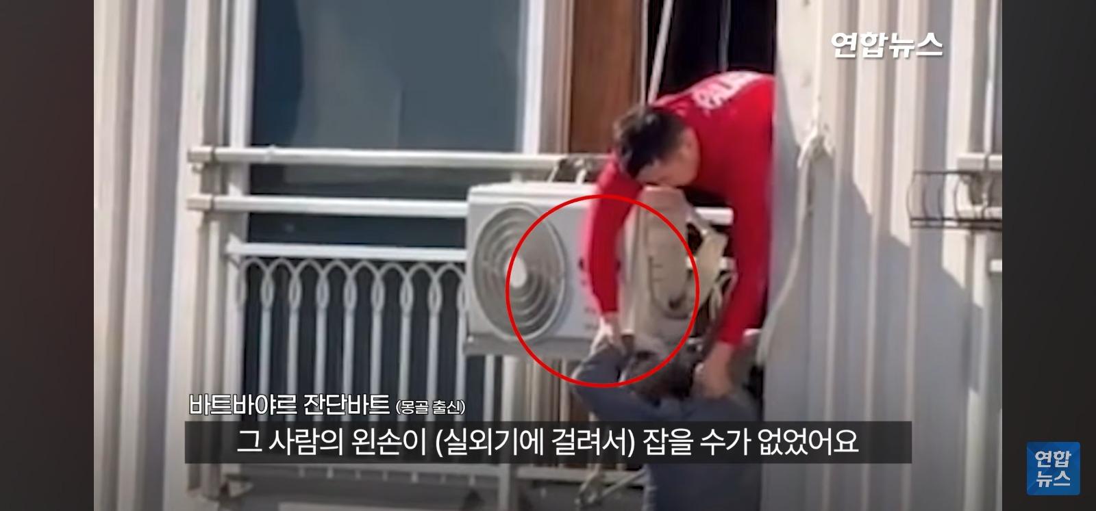 아파트 14층 난간서 비명 (36)