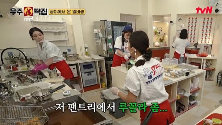 발음까지 신경써가며 카리나에게 친근히 대하는 미미 (2)